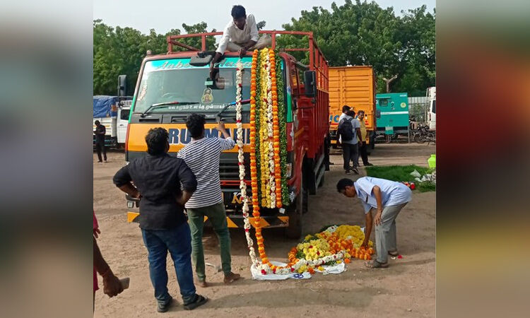 மறைந்த தேமுதிக தலைவர் விஜயகாந்தின் இறுதி... ... சந்தனப் பேழையில் வைத்து விஜயகாந்த் உடல் நல்லடக்கம்