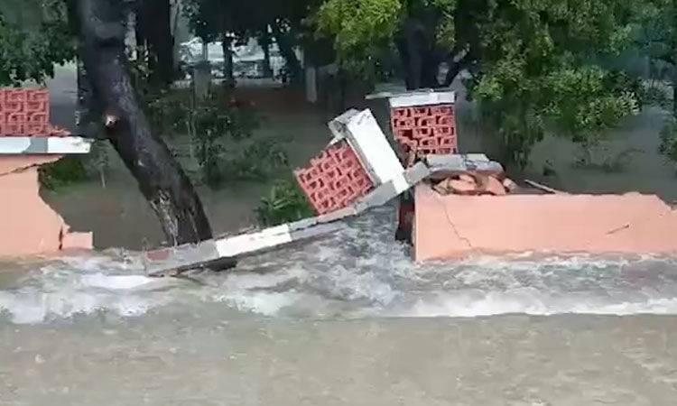 திருவண்ணாமலை மாவட்ட ஆட்சியர் வீட்டிற்குள் புகுந்த... ... வலுவிழந்தது பெஞ்சல் புயல்; உள் மாவட்டங்களில் மழைக்கு வாய்ப்பு