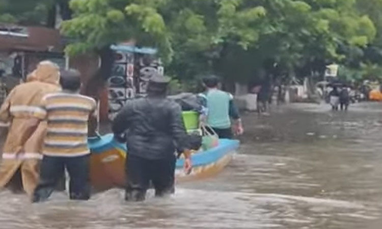 வேளச்சேரியில் படகுகளில் மீட்கப்படும் பொதுமக்கள்