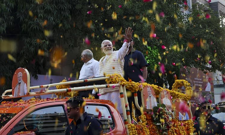 அசுர வெற்றி: குஜராத்தில் ஆட்சியை தக்கவைத்த... ... அசுர பலத்துடன் குஜராத்தில் ஆட்சியை தக்கவைக்கும் பாஜக