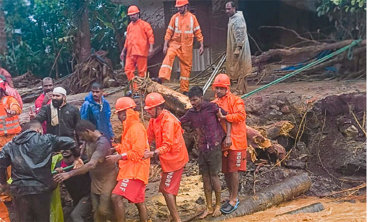 பல்வேறு மாநிலங்களில் இருந்தும், கேரளாவுக்கு ... ... கேரளாவில் பயங்கர  நிலச்சரிவு: பலி எண்ணிக்கை  123 ஆக உயர்வு -  இரவிலும் தொடரும் மீட்பு பணிகள்