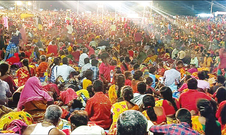 கடற்கரைக்கு எழுந்தருளிய அம்மன்  10-ம் நாளான நேற்று... ... குலசேகரன்பட்டினம் முத்தாரம்மன் கோவிலில் சூரசம்ஹாரம்: லட்சக்கணக்கான பக்தர்கள் தரிசனம்